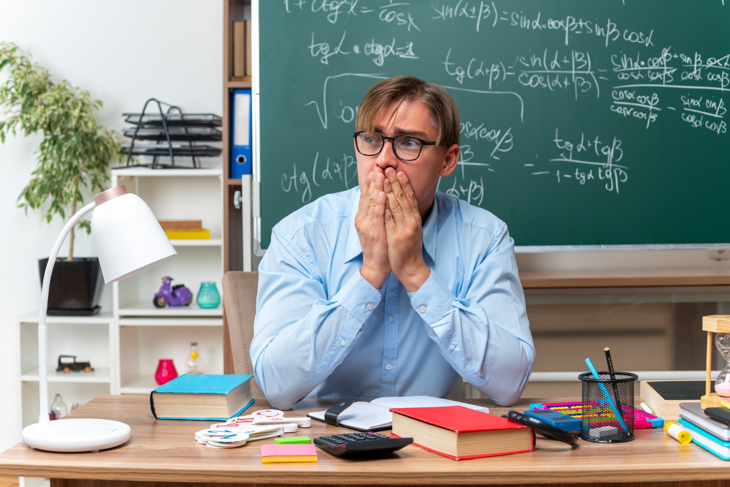 Professor em sala de aula preocupado com a falta de limites dos alunos