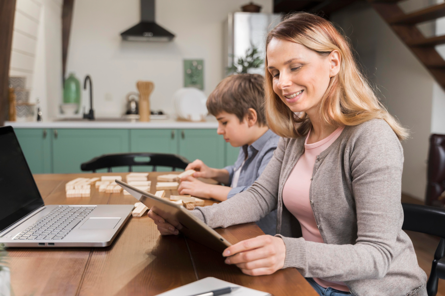 Oferecer cursos online ou tutoria também permite que você monetize sua expertise de forma escalável, alcançando um público global sem a necessidade de sair de casa