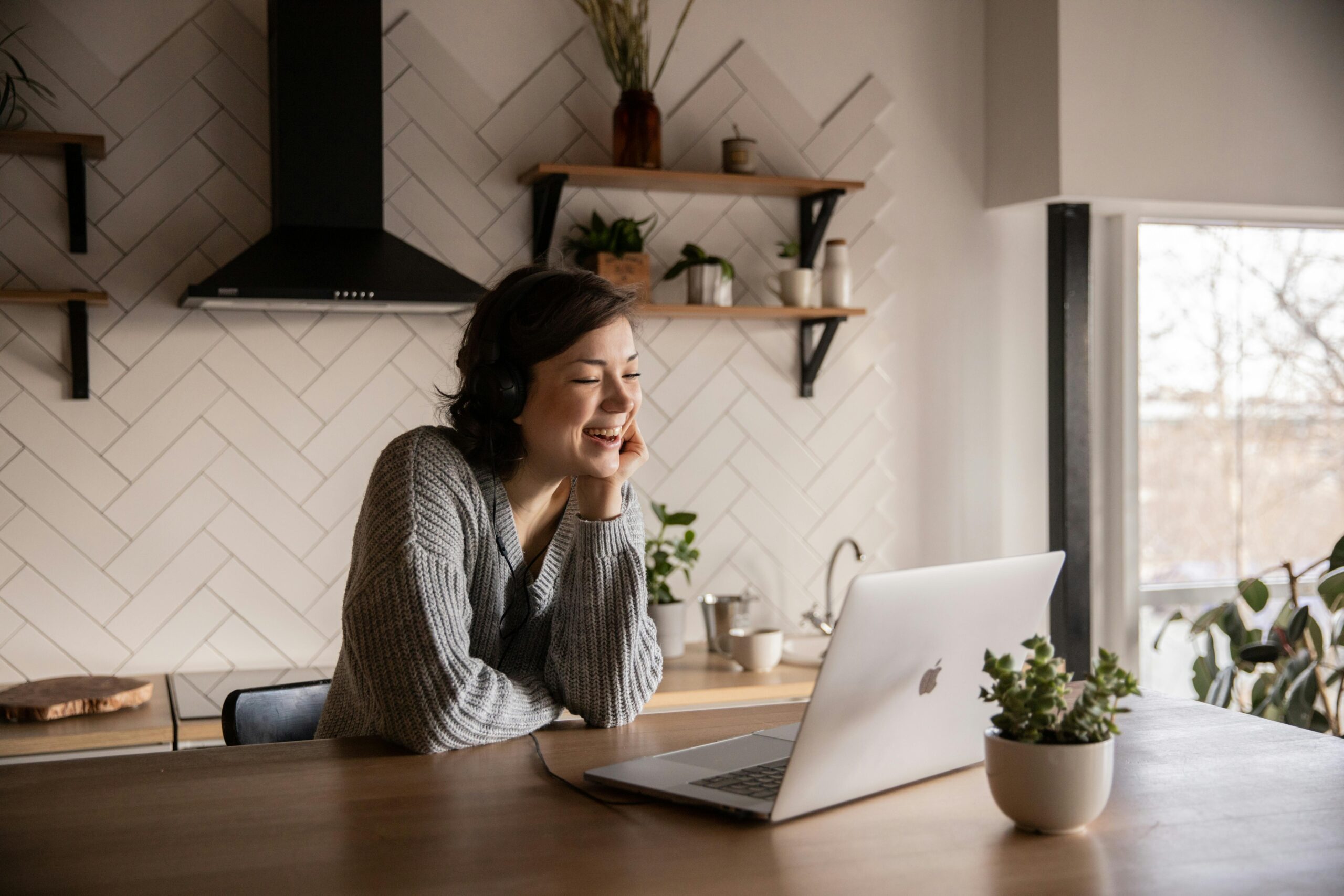 Mulher gerenciando sua equipe remotamente de casa, usando ferramentas online