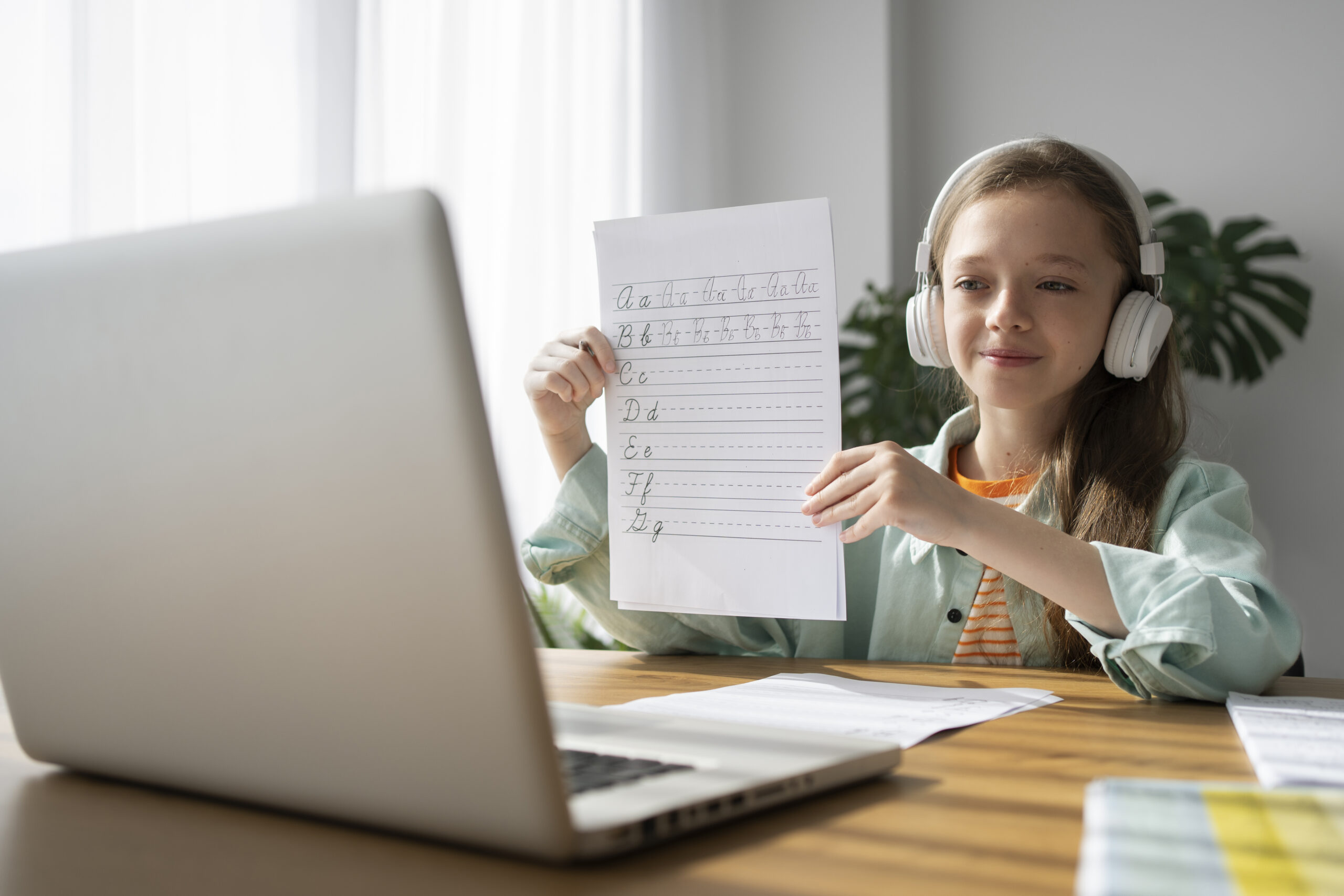 A imagem tem como finalidade ilustrar o uso da tecnologia no processo de aprendizagem infantil, especialmente em contextos de: Educação a distância ou ensino híbrido Uso de tecnologia assistiva para crianças com dificuldades de aprendizagem, como a dislexia Apoio pedagógico personalizado com mediação digital Motivação e engajamento de alunos no processo de alfabetização