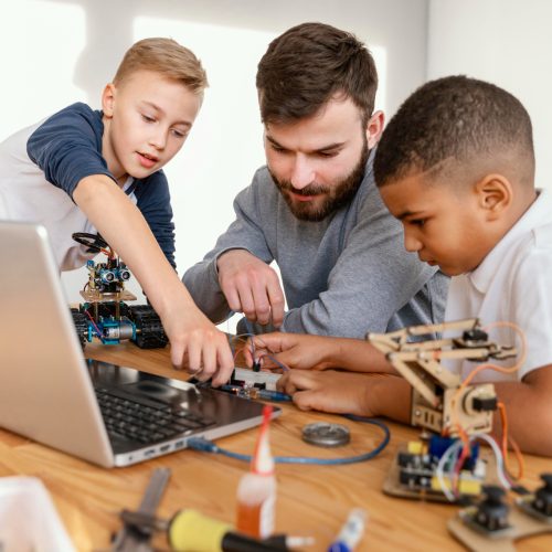 fortalece a capacidade de explicar e comunicar ideias complexas de forma simples. 