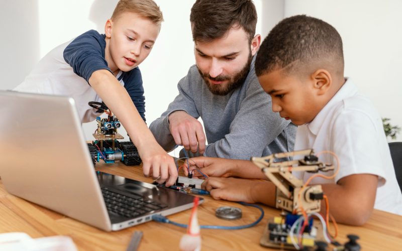 fortalece a capacidade de explicar e comunicar ideias complexas de forma simples. 
