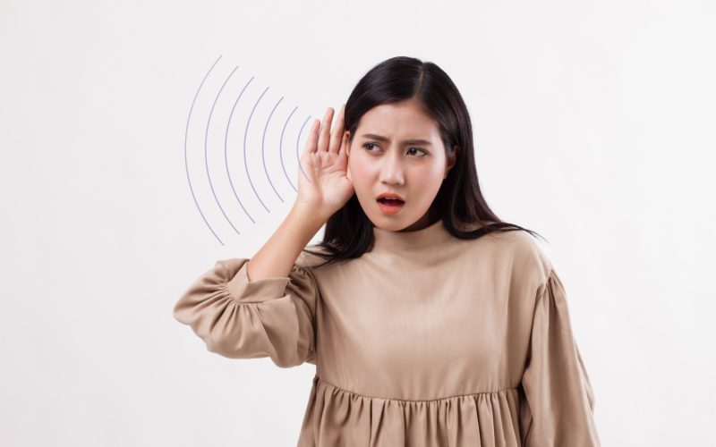 Esse distúrbio não envolve problemas na audição periférica, como os ouvidos, mas sim na forma como o cérebro interpreta e organiza os sons que recebe.