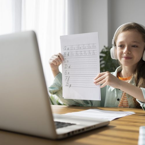 A imagem tem como finalidade ilustrar o uso da tecnologia no processo de aprendizagem infantil, especialmente em contextos de: Educação a distância ou ensino híbrido Uso de tecnologia assistiva para crianças com dificuldades de aprendizagem, como a dislexia Apoio pedagógico personalizado com mediação digital Motivação e engajamento de alunos no processo de alfabetização