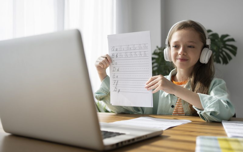 A imagem tem como finalidade ilustrar o uso da tecnologia no processo de aprendizagem infantil, especialmente em contextos de: Educação a distância ou ensino híbrido Uso de tecnologia assistiva para crianças com dificuldades de aprendizagem, como a dislexia Apoio pedagógico personalizado com mediação digital Motivação e engajamento de alunos no processo de alfabetização